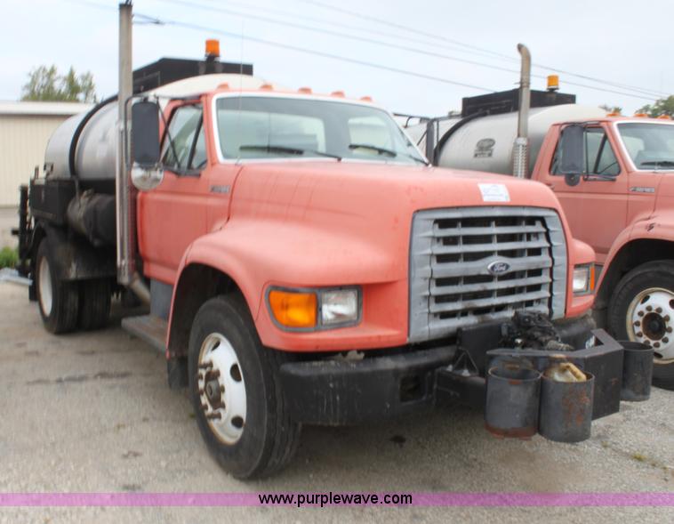 image for item E4135 1998 Ford F800 oil distributor truck