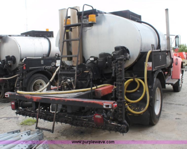 image for item E4135 1998 Ford F800 oil distributor truck