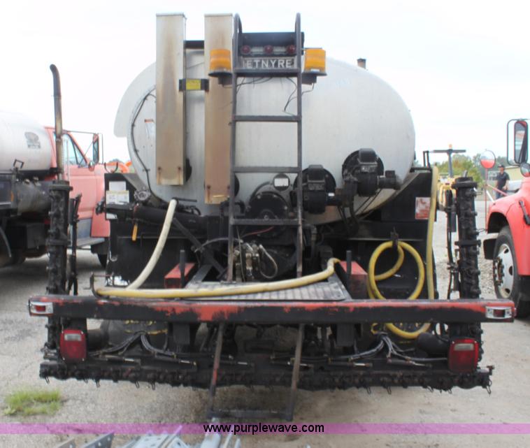 image for item E4135 1998 Ford F800 oil distributor truck