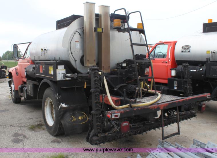image for item E4135 1998 Ford F800 oil distributor truck