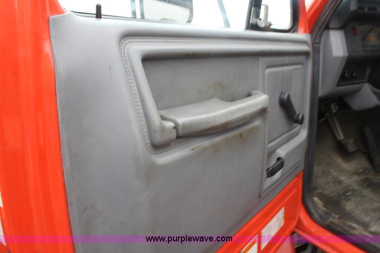 image for item E4135 1998 Ford F800 oil distributor truck
