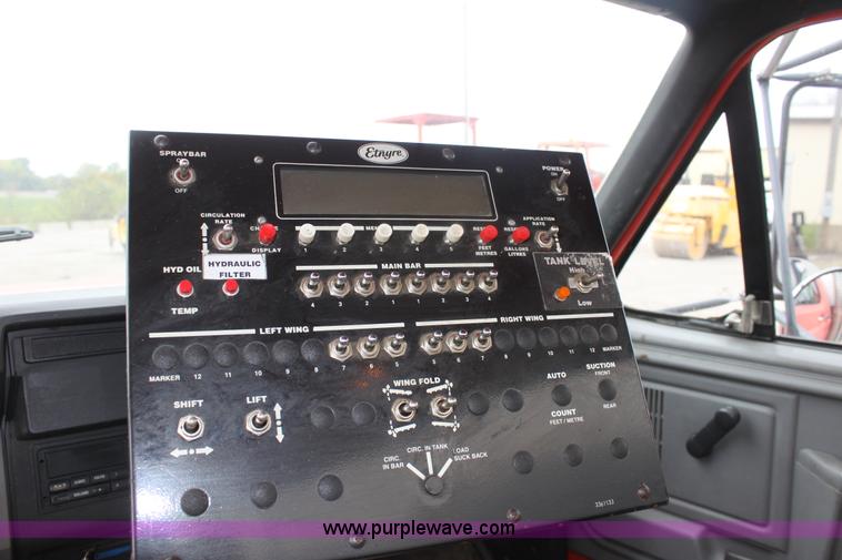 image for item E4135 1998 Ford F800 oil distributor truck