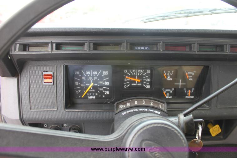 image for item E4135 1998 Ford F800 oil distributor truck