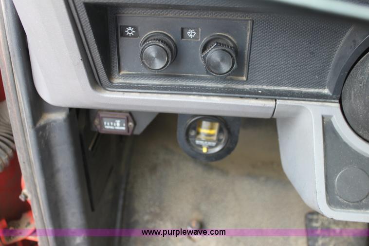 image for item E4135 1998 Ford F800 oil distributor truck