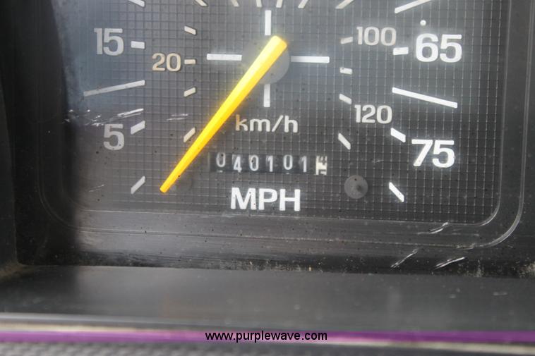 image for item E4135 1998 Ford F800 oil distributor truck