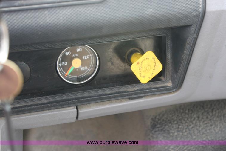 image for item E4135 1998 Ford F800 oil distributor truck