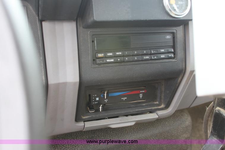 image for item E4135 1998 Ford F800 oil distributor truck