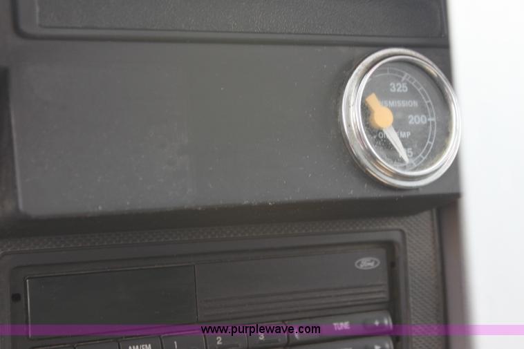 image for item E4135 1998 Ford F800 oil distributor truck
