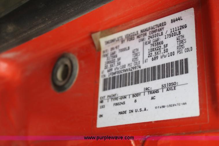 image for item E4135 1998 Ford F800 oil distributor truck