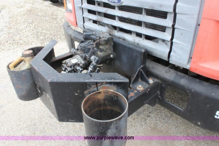 image for item E4135 1998 Ford F800 oil distributor truck