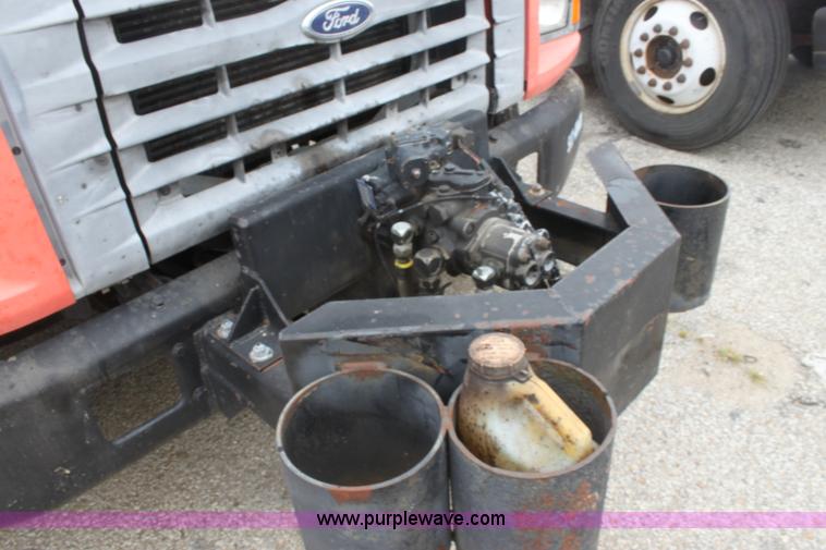 image for item E4135 1998 Ford F800 oil distributor truck