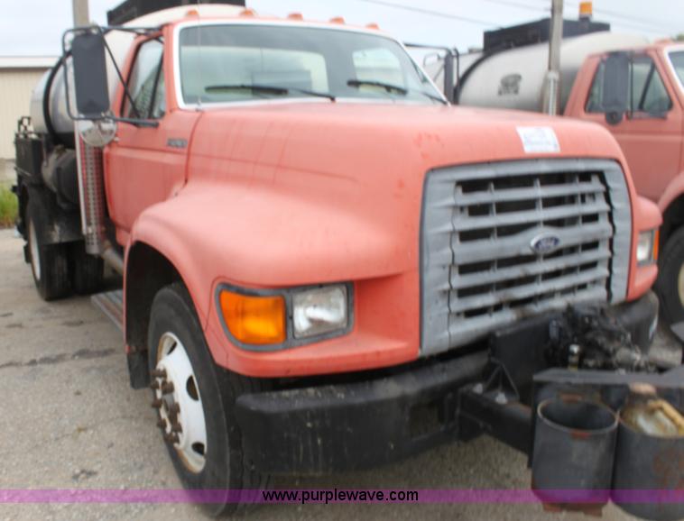 image for item E4135 1998 Ford F800 oil distributor truck