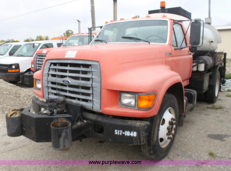 image for item E4135 1998 Ford F800 oil distributor truck