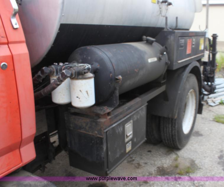image for item E4135 1998 Ford F800 oil distributor truck