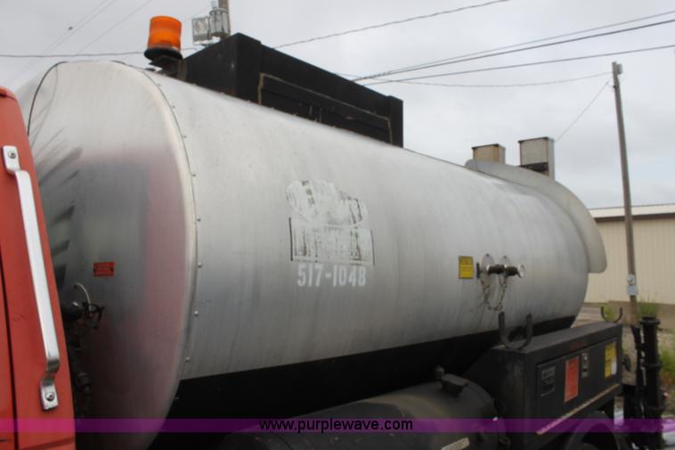 image for item E4135 1998 Ford F800 oil distributor truck