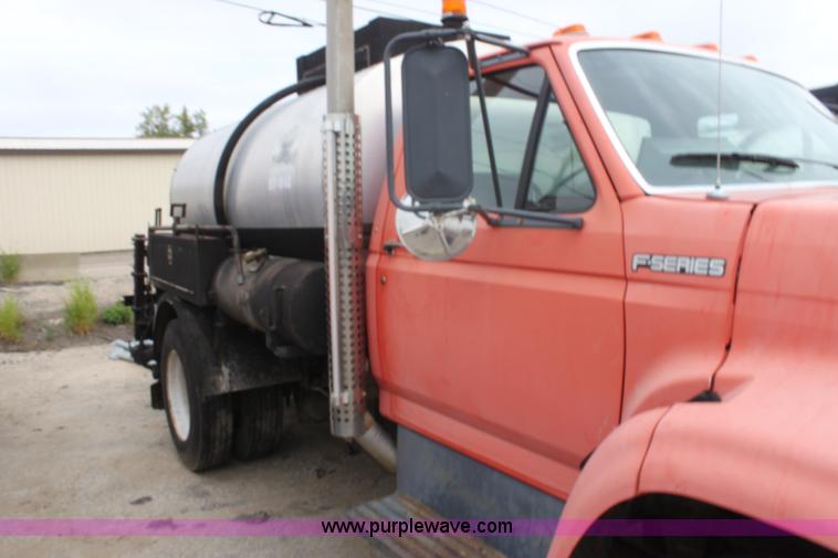 image for item E4135 1998 Ford F800 oil distributor truck