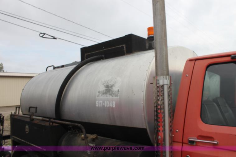 image for item E4135 1998 Ford F800 oil distributor truck