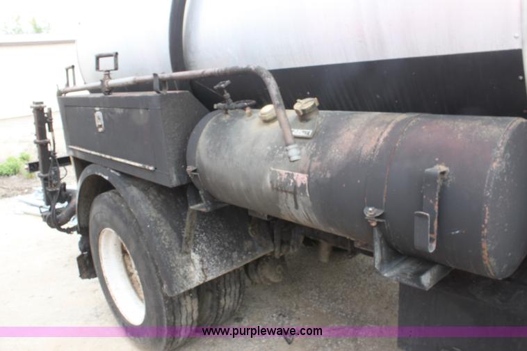 image for item E4135 1998 Ford F800 oil distributor truck