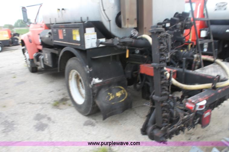 image for item E4135 1998 Ford F800 oil distributor truck