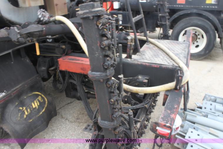 image for item E4135 1998 Ford F800 oil distributor truck