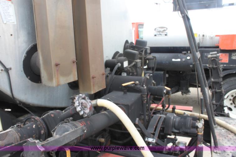 image for item E4135 1998 Ford F800 oil distributor truck