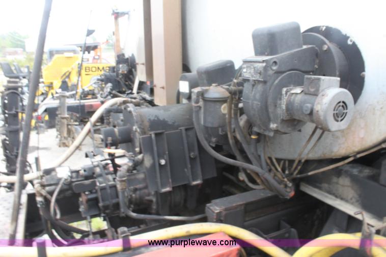 image for item E4135 1998 Ford F800 oil distributor truck