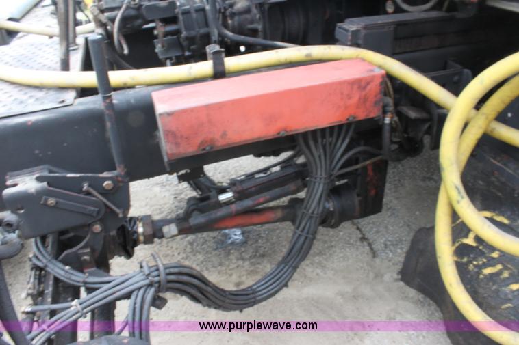 image for item E4135 1998 Ford F800 oil distributor truck