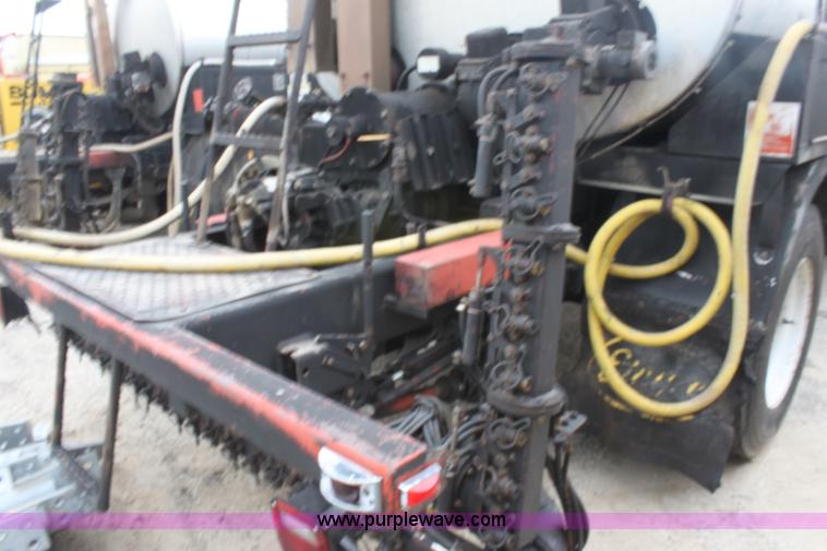 image for item E4135 1998 Ford F800 oil distributor truck