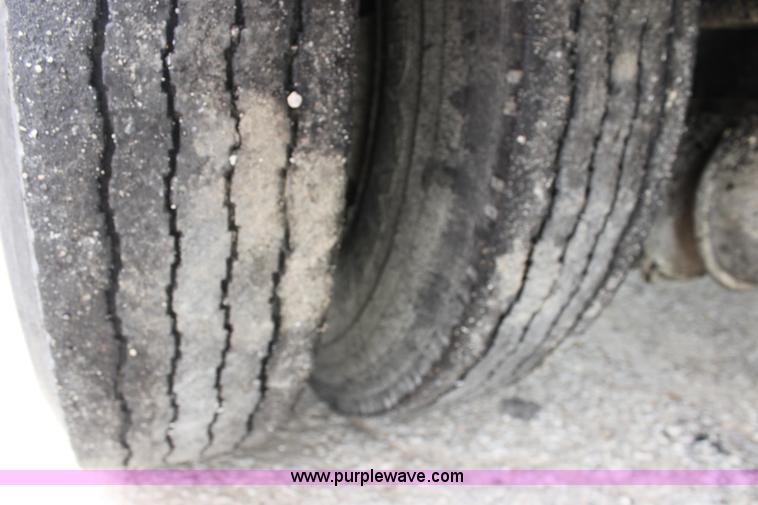 image for item E4135 1998 Ford F800 oil distributor truck