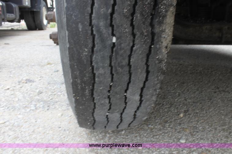 image for item E4135 1998 Ford F800 oil distributor truck