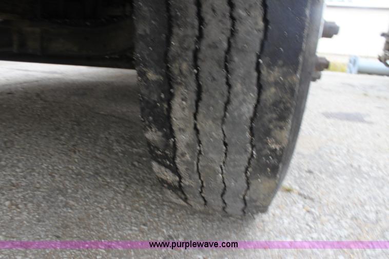 image for item E4135 1998 Ford F800 oil distributor truck