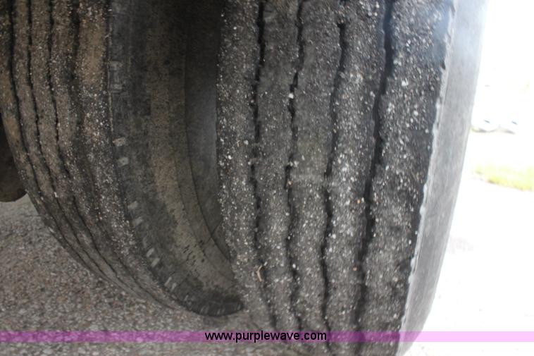 image for item E4135 1998 Ford F800 oil distributor truck