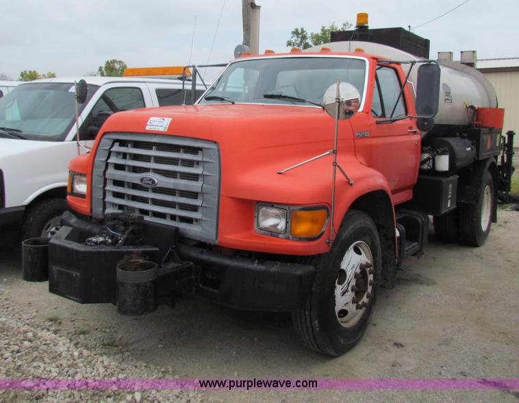 image for item E4136 1998 Ford F800 oil distributor truck