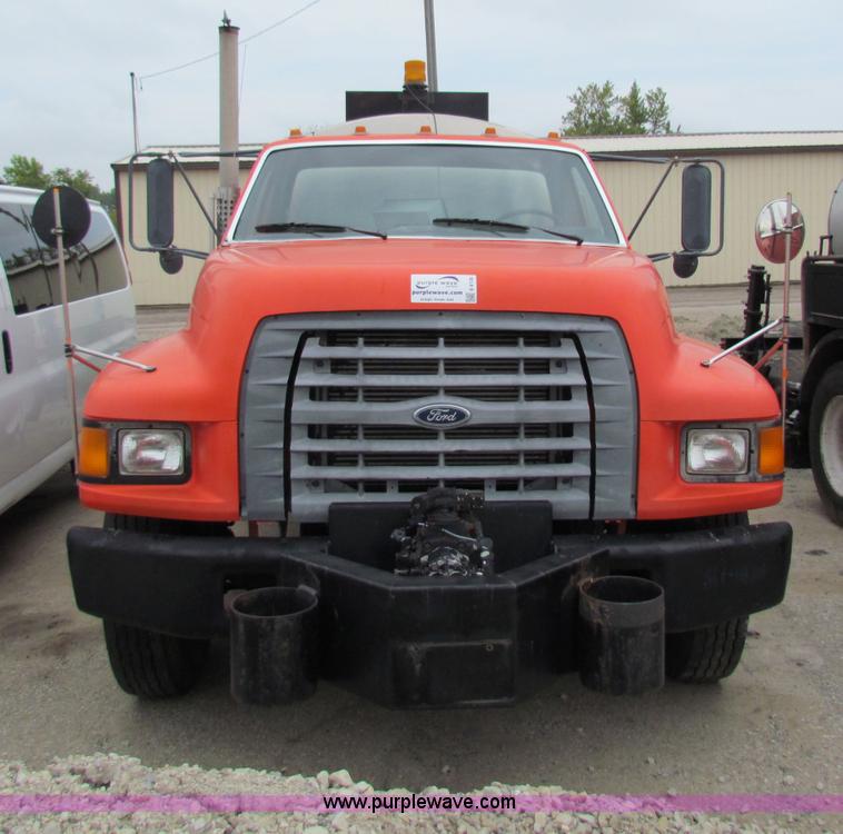 image for item E4136 1998 Ford F800 oil distributor truck