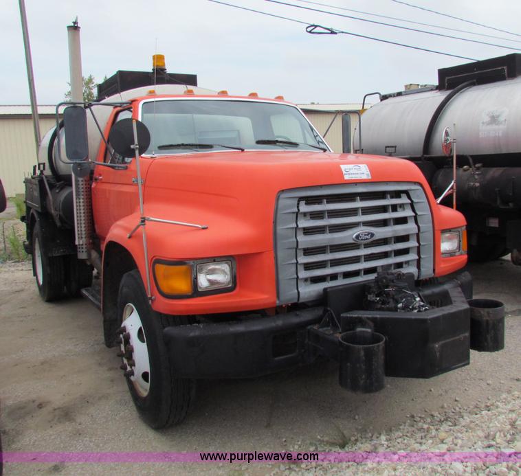 image for item E4136 1998 Ford F800 oil distributor truck
