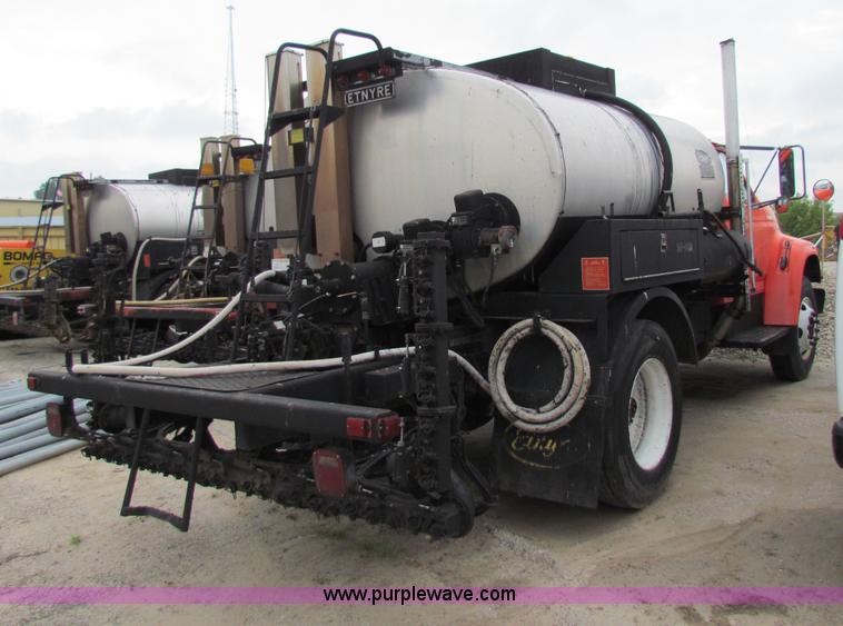 image for item E4136 1998 Ford F800 oil distributor truck