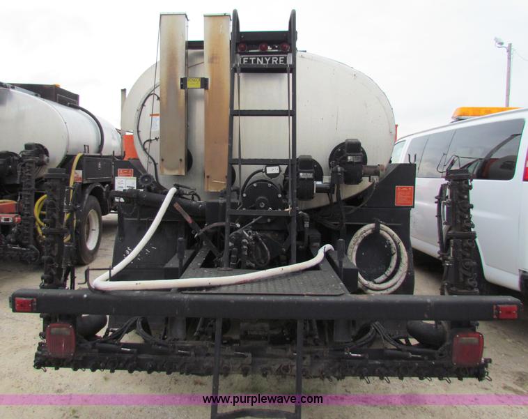 image for item E4136 1998 Ford F800 oil distributor truck