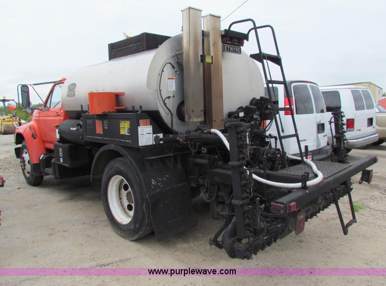 image for item E4136 1998 Ford F800 oil distributor truck