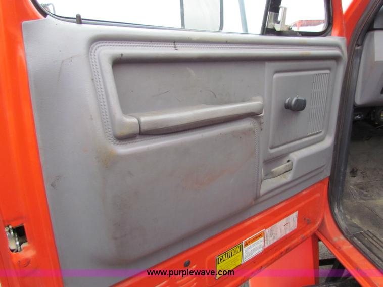 image for item E4136 1998 Ford F800 oil distributor truck