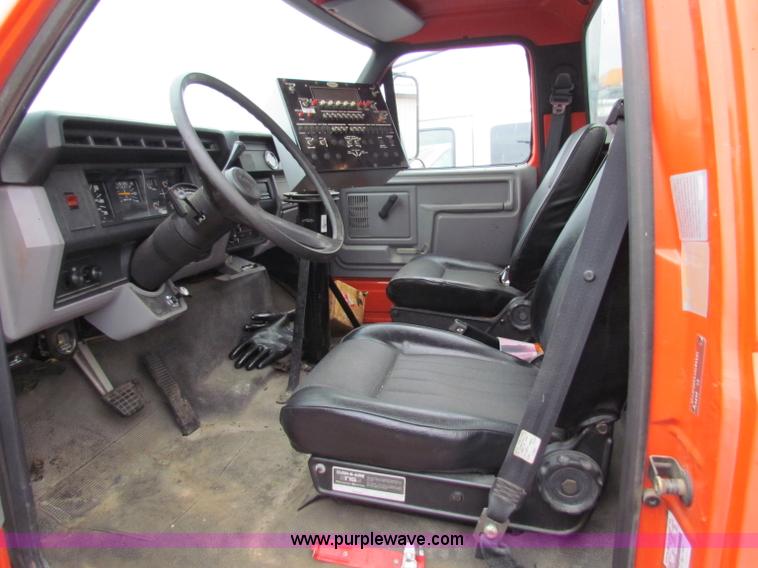 image for item E4136 1998 Ford F800 oil distributor truck