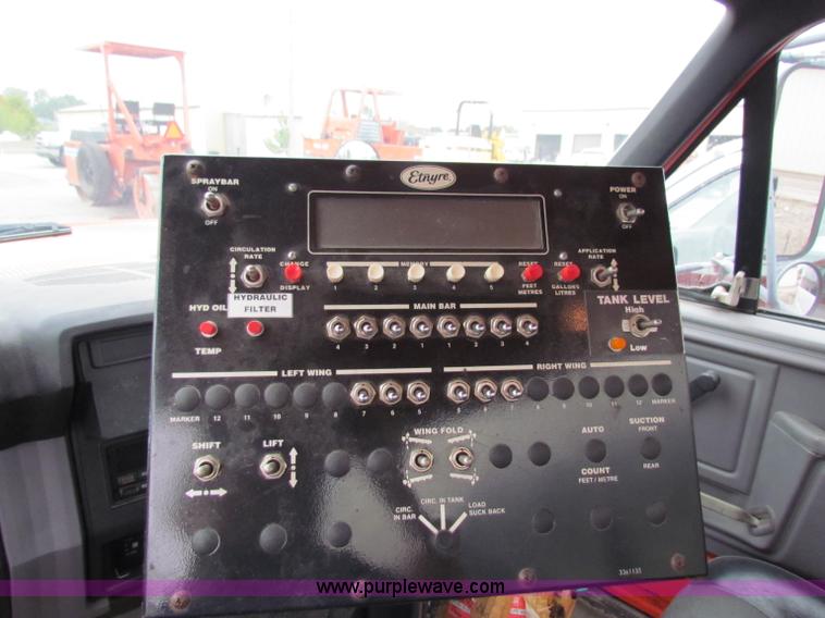 image for item E4136 1998 Ford F800 oil distributor truck