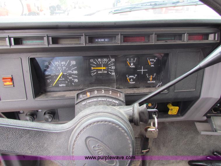 image for item E4136 1998 Ford F800 oil distributor truck