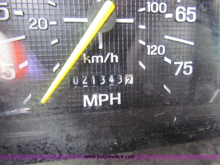 image for item E4136 1998 Ford F800 oil distributor truck