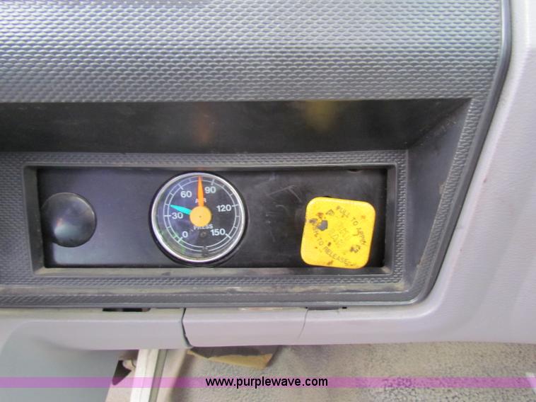 image for item E4136 1998 Ford F800 oil distributor truck