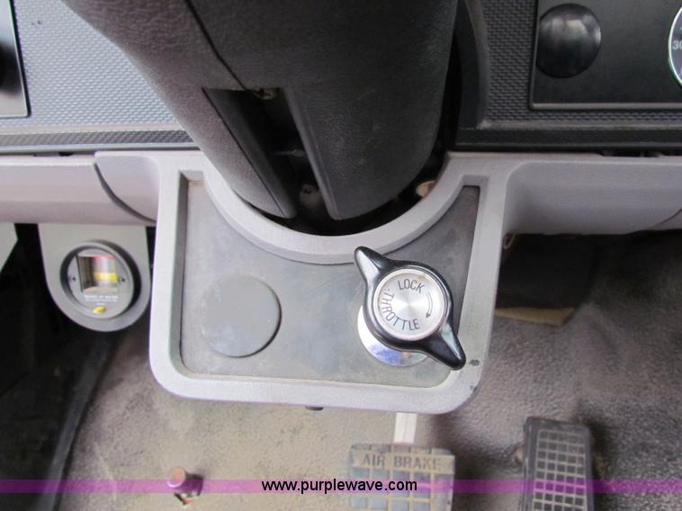 image for item E4136 1998 Ford F800 oil distributor truck