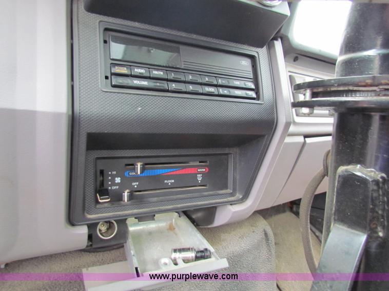 image for item E4136 1998 Ford F800 oil distributor truck