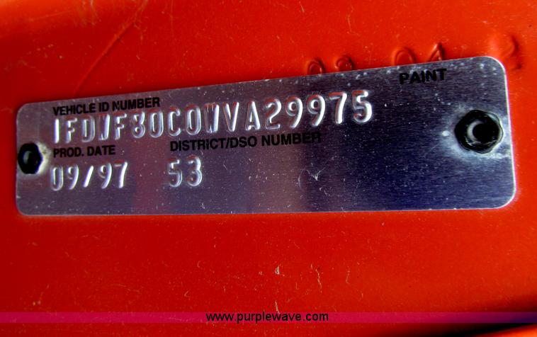 image for item E4136 1998 Ford F800 oil distributor truck