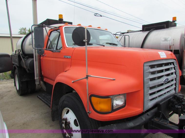 image for item E4136 1998 Ford F800 oil distributor truck