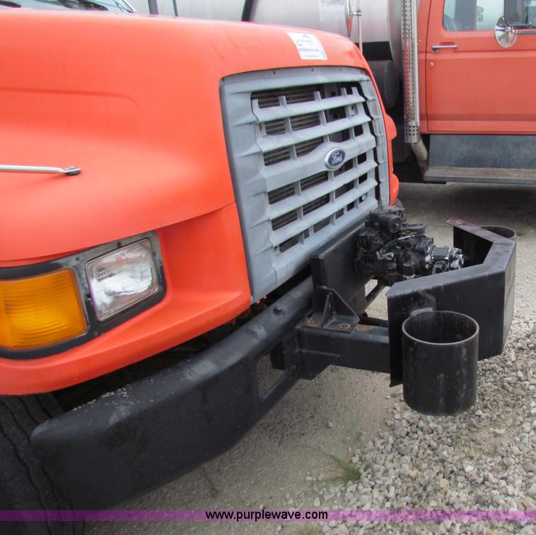 image for item E4136 1998 Ford F800 oil distributor truck