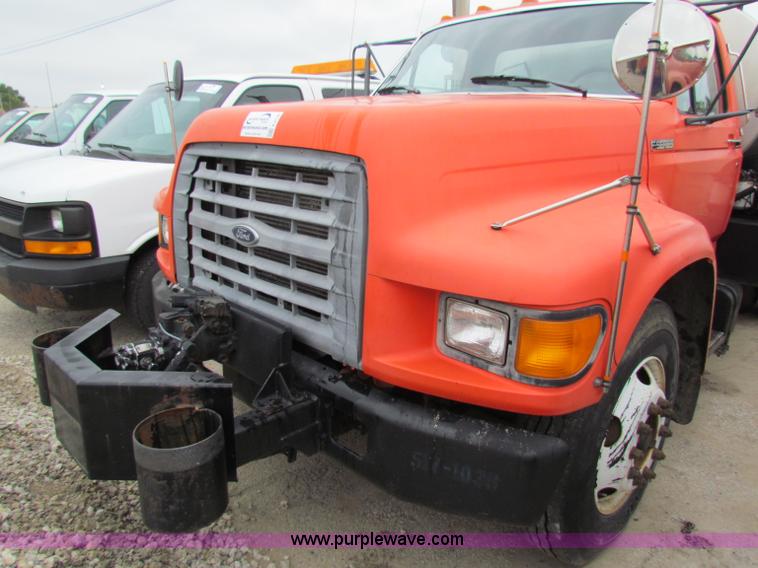 image for item E4136 1998 Ford F800 oil distributor truck